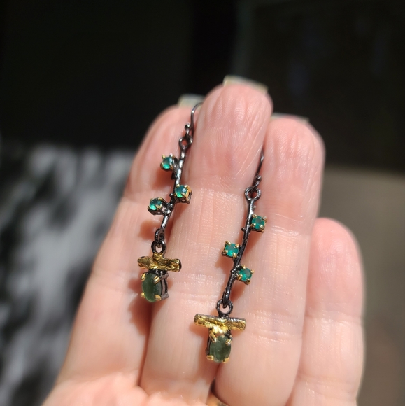 Emerald & Green Onyx sterling rhodium & gold earrings - Picture 4 of 6